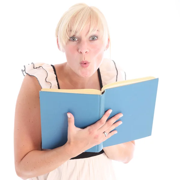 Podekscytowany blond kobieta czytająca książkę — Zdjęcie stockowe