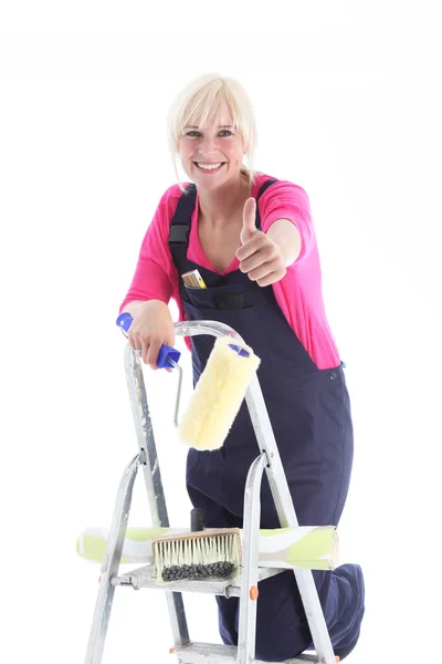 Enthousiaste decorateur op een ladder — Stockfoto