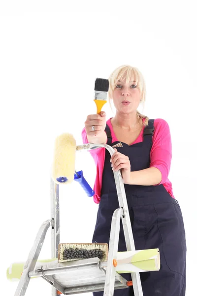 Vrouwelijke decorateur op een ladder — Stockfoto