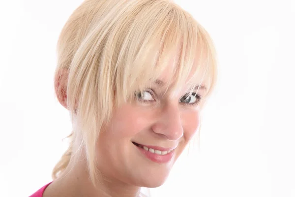 Portret kobiety blondynka uśmiechający się z bliska — Zdjęcie stockowe