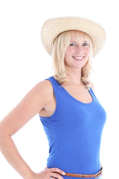 麦わら帽子を持つ女性の笑みを浮かべてください。 — ストック写真
