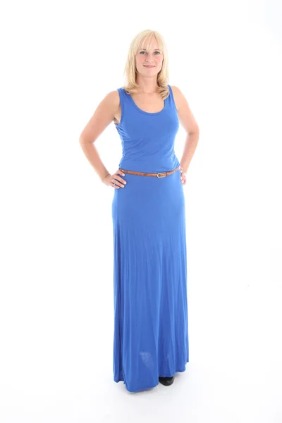 Attraktive blonde Frau im blauen Kleid — Stockfoto