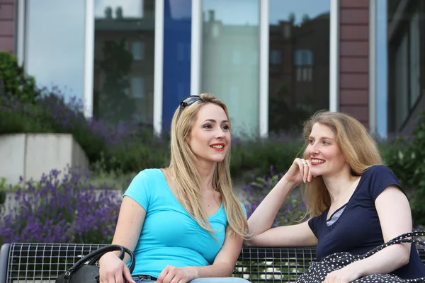 Zwei Frauen entspannen sich beim Plaudern — Stockfoto