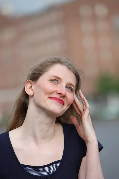 Usmívající se žena s očima na obloze — Stock fotografie