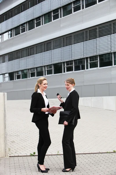 Vrouwelijke leidinggevenden buiten kantoren — Stockfoto