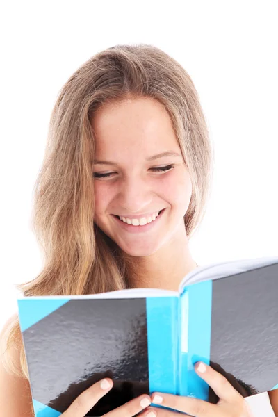 Adolescente sorrindo lendo um livro — Fotografia de Stock