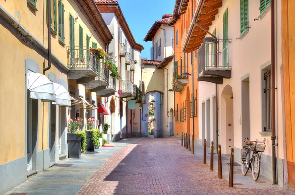 Antigua calle colorida en Alba, norte de Italia . — Foto de Stock