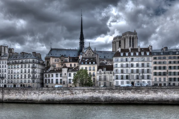 大厦和 notre dame de 巴黎大教堂. — 图库照片