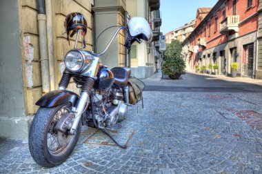 sokakta motosiklet. Alba, İtalya.
