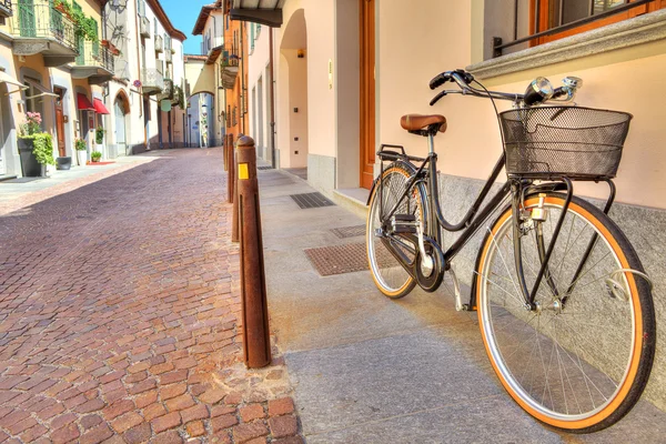 Bicicleta na rua de Alba, Itália . — Fotografia de Stock