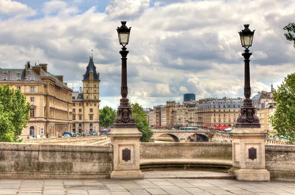 Парижский городской пейзаж. Понт-Нёф . Лицензионные Стоковые Фото