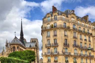 Paris bina ve notre dame de paris.