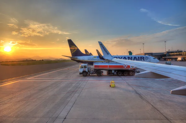 Sonnenaufgang am internationalen Flughafen Bergamos. — Stockfoto