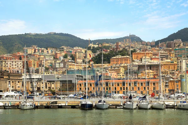 Porto e città og Genova, Italia . — Foto Stock