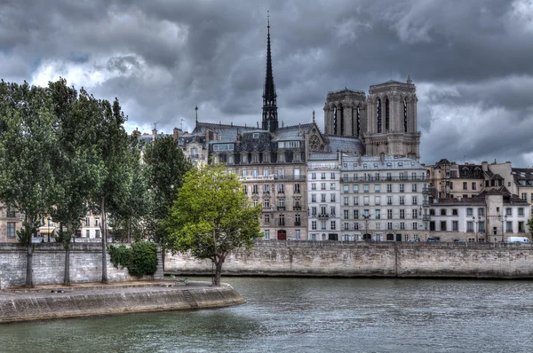 建物とノートルダム大聖堂パリ大聖堂. — ストック写真