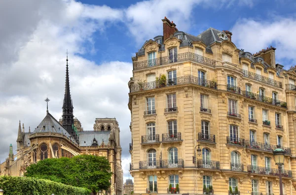 Παρισινό κτίριο και Νοτρ Νταμ de Παρίσι. — Φωτογραφία Αρχείου