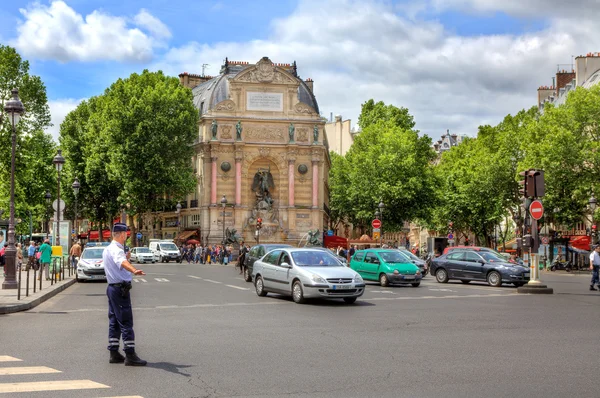 Junção de rua em Saint-Michel em Paris, França . — Fotografia de Stock