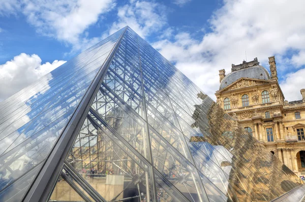 Η πυραμίδα του Λούβρου. Παρίσι, Γαλλία — Φωτογραφία Αρχείου