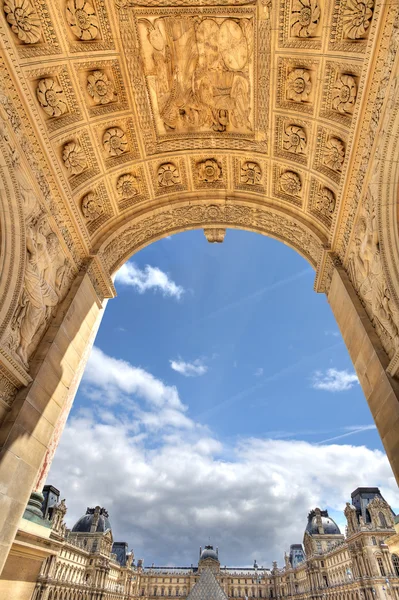 Θριαμβική Αψίδα και Λούβρου βασιλικό παλάτι. Παρίσι, Γαλλία. — Φωτογραφία Αρχείου