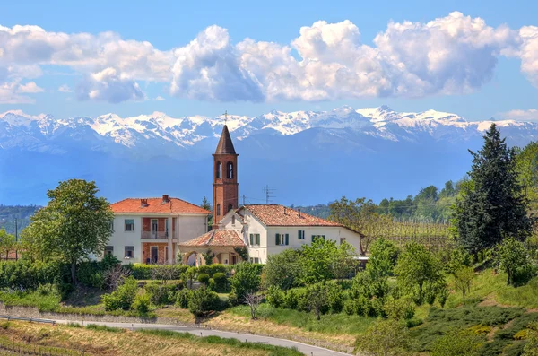 Landsbygdens kyrka. Piemonte, Italien. — Stockfoto