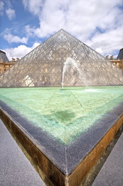 ルーブル美術館のピラミッド。パリ、フランス. — ストック写真