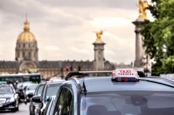 Cartel de taxi parisino. París, Francia . — Foto de Stock
