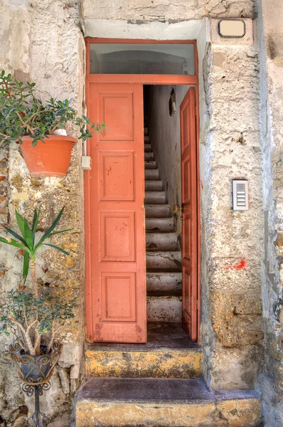 Ingången till gamla hus. Ventimiglia, Italien. — Stockfoto