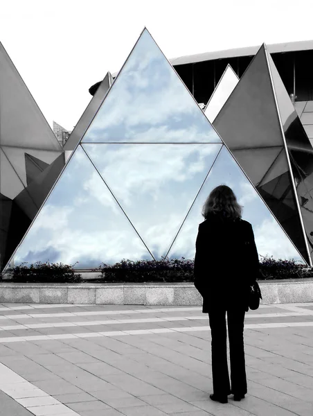 Frau schaut auf Pyramide. — Stockfoto