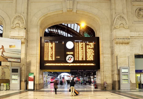 Hlavní jízdní řád. Hlavní nádraží Miláno, Itálie. — Stock fotografie