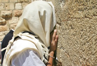 Batı duvarı dua ederken. Jerusalem, İsrail.