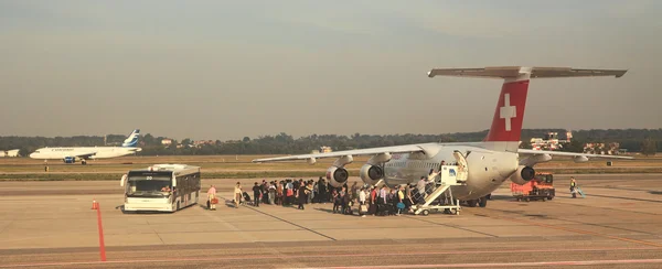 Посадка пассажиров в аэропорту Мальпенса . — стоковое фото