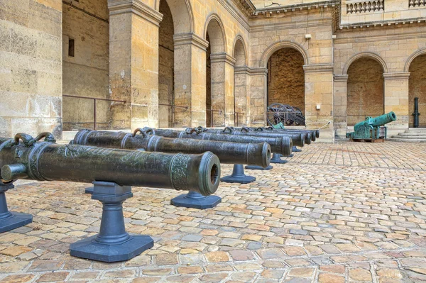 Antichi cannoni. Museo Les Invalides a Parigi . — Foto Stock