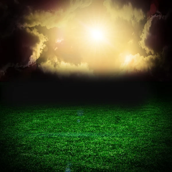 Tempesta nuvole scure sul campo con erba — Foto Stock