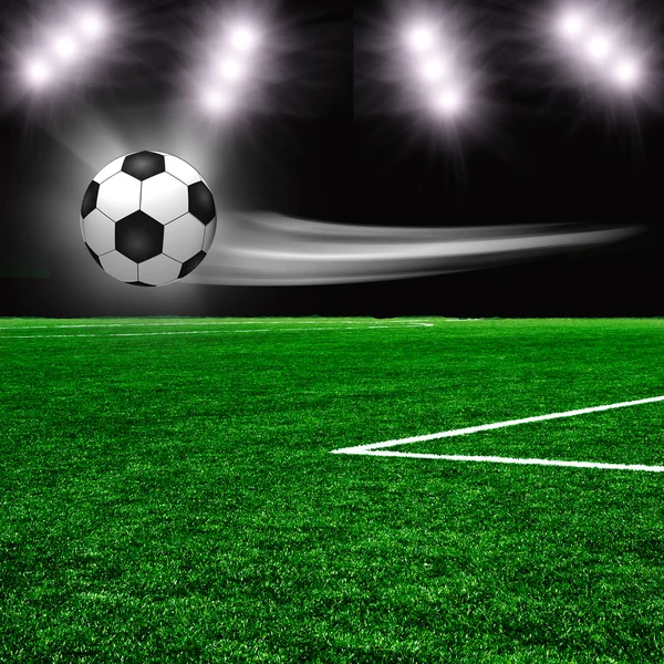 Футбольний м'яч на зеленому полі — стокове фото