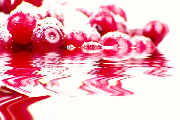 Red berries reflacting in water — Stock Photo, Image