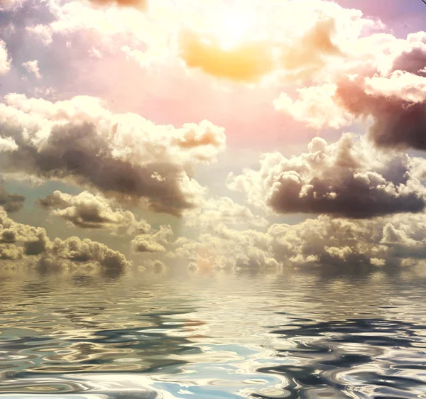 Açık deniz yüzeyi ile dalgalanmalar ve gökyüzü günbatımı ile — Stok fotoğraf