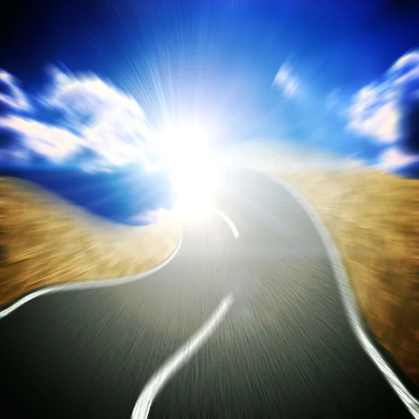Асфальтована дорога з хмарним небом і сонячним світлом на фоні — стокове фото