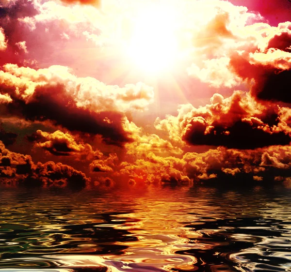 Vymažte mořské hladině vlnky a obloha se západem slunce — Stock fotografie
