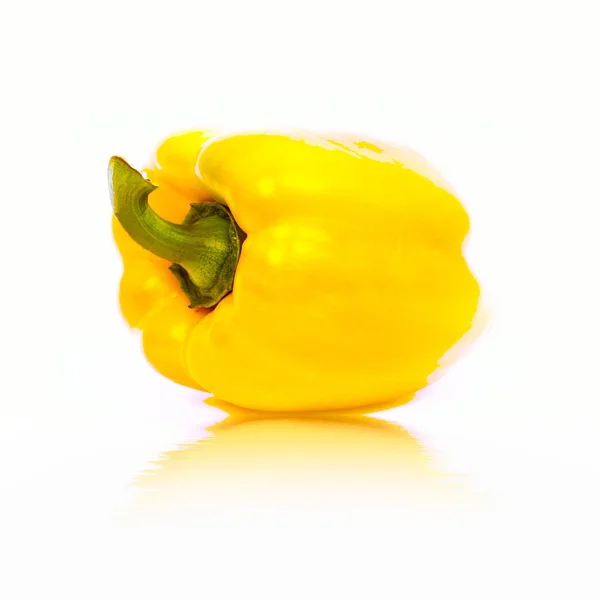 在白色背景上分离的黄色胡椒 — 图库照片