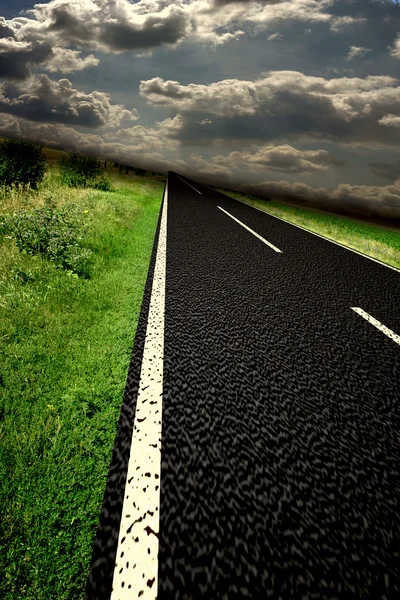 Estrada de asfalto borrada e nuvens sobre ele — Fotografia de Stock