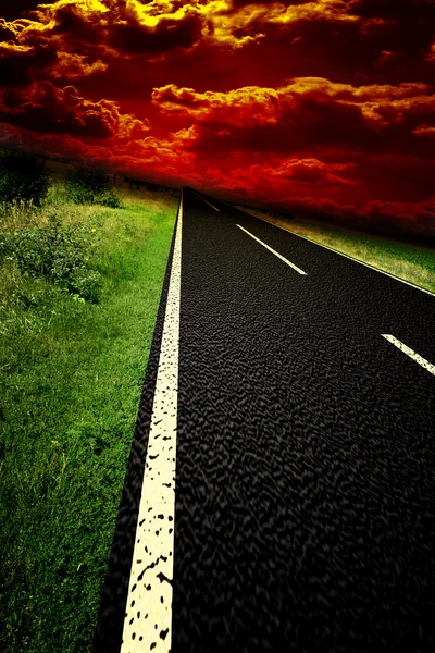 Estrada de asfalto borrada e nuvens sobre ele — Fotografia de Stock