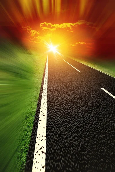 Yol asfalt ve kanlı Kızıl gökyüzü güneş bulanık — Stok fotoğraf