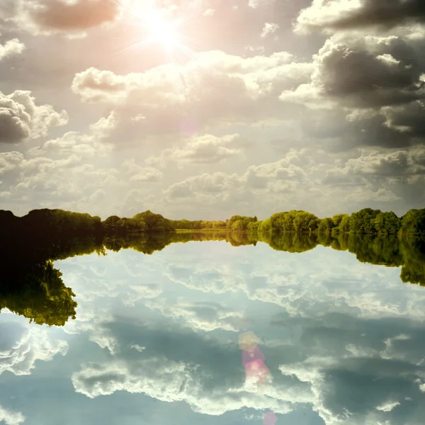Nyugodt, gyönyörű táj a tó és az ég tükröződik a víz — Stock Fotó