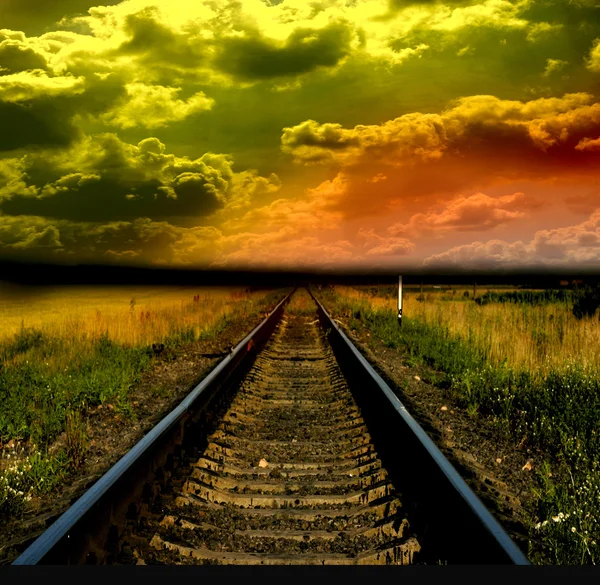 Gamla järnvägen till solnedgång — Stockfoto