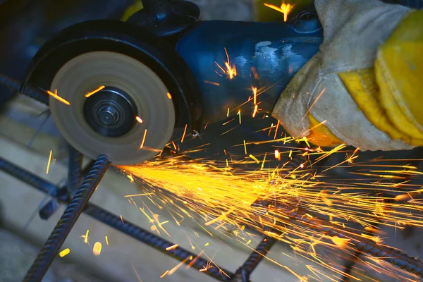 Arbeiter schneidet Metall mit vielen scharfen Funken — Stockfoto