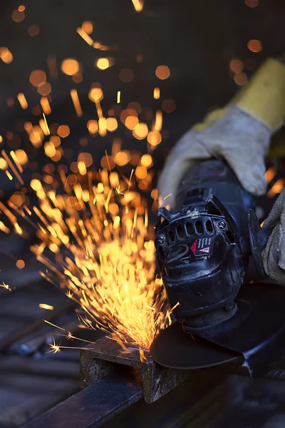 Trabajador de corte de metal con muchas chispas afiladas — Foto de Stock