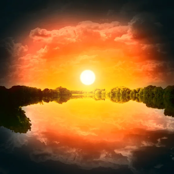 Acalme a bela paisagem com lago e céu refletido na água — Fotografia de Stock