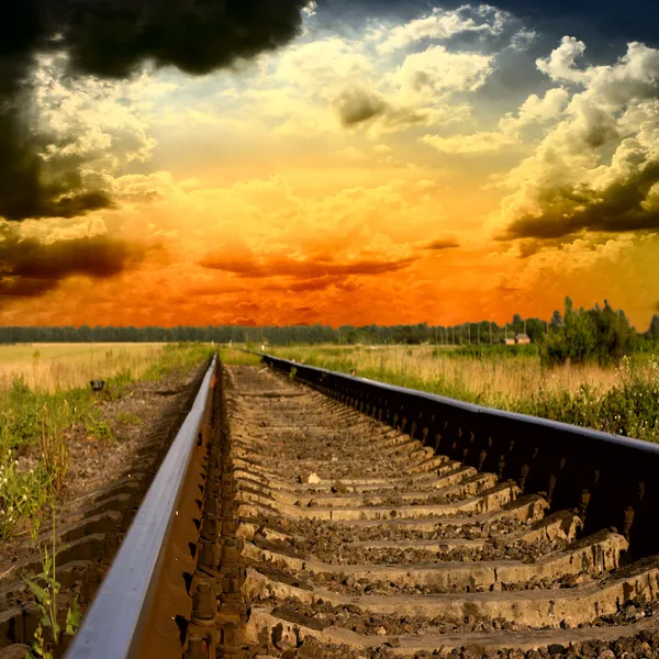 Chemin de fer vers le coucher du soleil — Photo