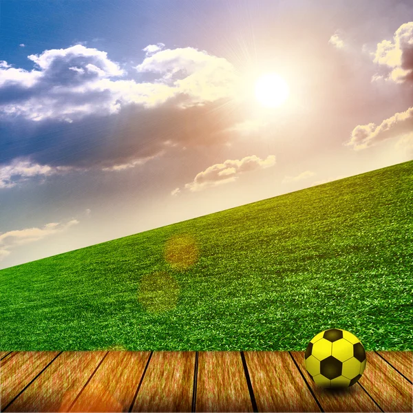 Een fijne groene weide met een voetbal op het. allemaal op lucht zonsondergang — Stockfoto