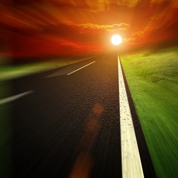 Estrada azul do asfalto ao pôr-do-sol — Fotografia de Stock